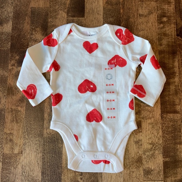 NEW Old Navy Baby Heart Long Sleeve Onesie BodySuit 0-3 Months - Picture 1 of 9